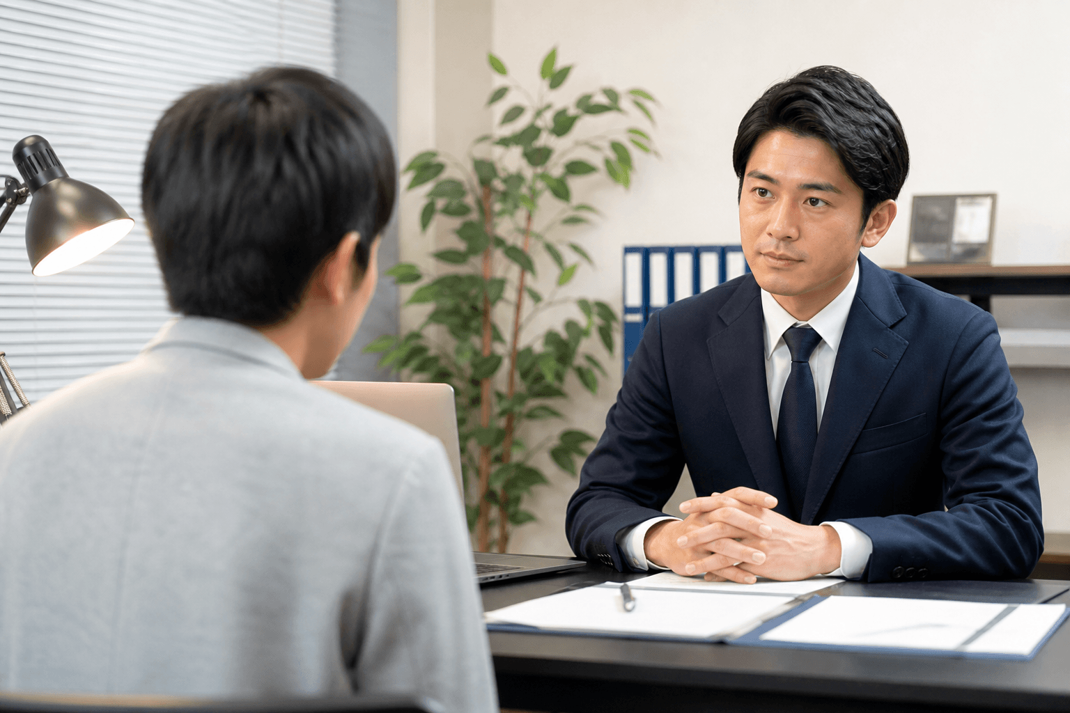 探偵社での相談風景